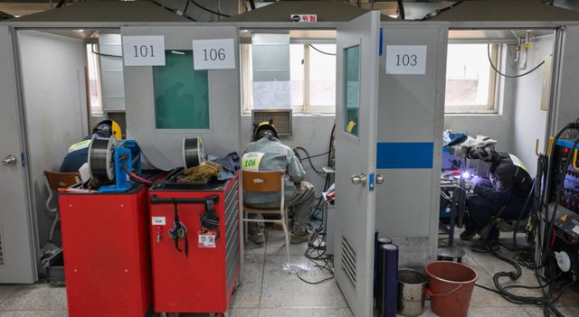 6일 오후 안산공업고등학교에서 열린 '2026 경기도 기능경기대회'에서 용접 부문에 참여한 학생들이 기량을 뽐내고 있다. 오는 10일까지 남양주고, 김포과학기술고, 삼일공고 등 8개 경기장에서 50개 직종에 총 475명 선수가 참가해 실력을 겨룰 예정이다. 우수상 이상 입상자에게는 오는 8월 개최되는 ‘2026 제61회 인천광역시 전국기능경기대회’에 경기도 대표 선수로 출전할 수 있는 자격이 부여된다.