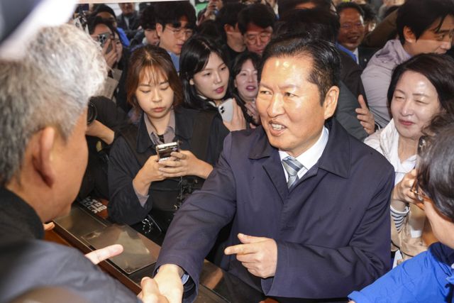 더불어민주당, 정청래 당대표, 경기도지사 예비후보들과 못골종합시장 방문 [포토뉴스]