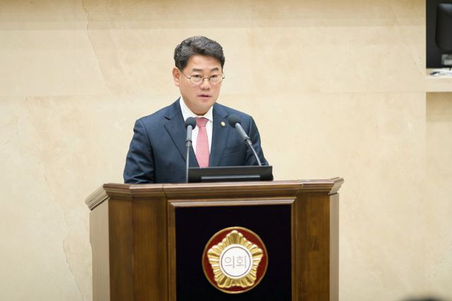 이진규 용인특례시의원이 6일 열린 제302회 임시회 제2차 본회의에서 5분 자유발언을 하고 있다. 용인특례시의회 제공