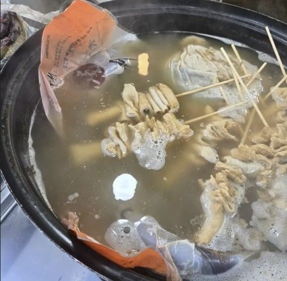어묵탕에 비닐째 들어있는 순대. 연합뉴스