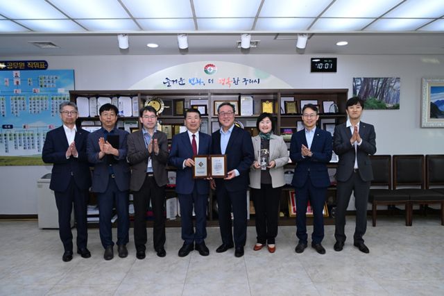 구리시가 소상공인과 중소기업의 자금난 해소를 위한 특례보증 출연 사업에서 3년 연속 우수 시군으로 선정되는 성과를 거뒀다. 구리시 제공