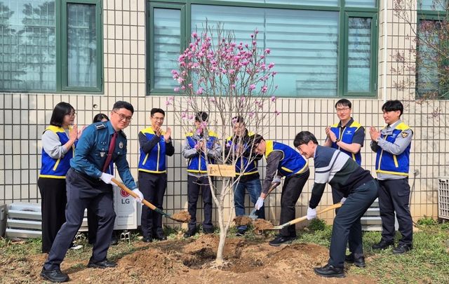 이현중 안성경찰서장과 청렴선도그룹 직원들이 서내 화단에서 목련나무를 식재하고 있다. 안성경찰서 제공