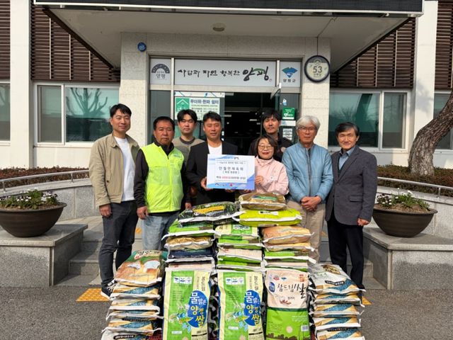지난 3일 원종환 회장이 이·취임식에서 축하 화환 대신 받은 쌀 46포(480㎏, 170만 원 상당)를 단월면사무소에 기탁했다. 양평군 제공