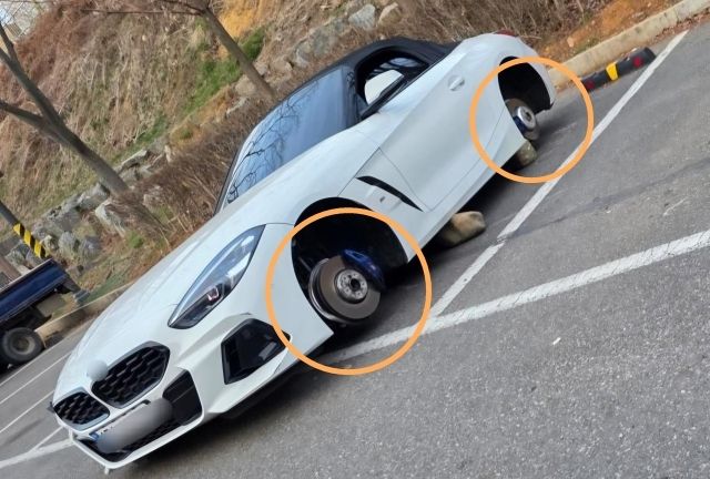온라인 커뮤니티에 게시된 바퀴를 도난당한 차량 사진. 보배드림 갈무리