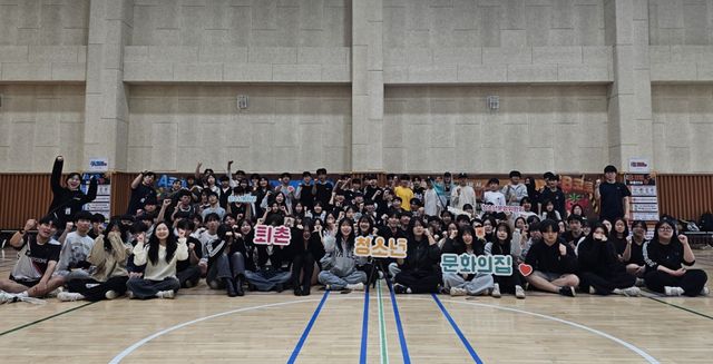 광주시 퇴촌청소년문화의집이 개최한 ‘청소년 참여·자치기구 연합 연수회’에 참여한 청소년들이 화이팅을 외치고 있다. 광주시 제공