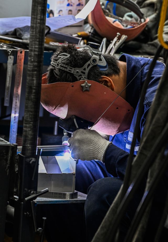 6일 오후 안산공업고등학교에서 열린 '2026 경기도 기능경기대회'에서 용접 부문에 참여한 학생들이 기량을 뽐내고 있다. 오는 10일까지 남양주고, 김포과학기술고, 삼일공고 등 8개 경기장에서 50개 직종에 총 475명 선수가 참가해 실력을 겨룰 예정이다. 우수상 이상 입상자에게는 오는 8월 개최되는 ‘2026 제61회 인천광역시 전국기능경기대회’에 경기도 대표 선수로 출전할 수 있는 자격이 부여된다.