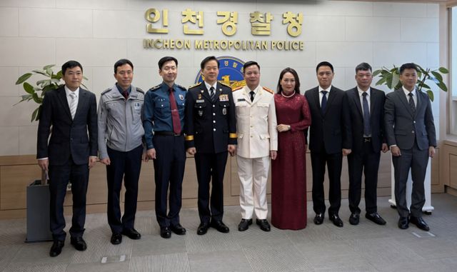 7일 인천경찰청에 방문한 베트남 꽝닌성 공안청 대표단이 기념촬영을 하고 있다. 인천경찰청 제공