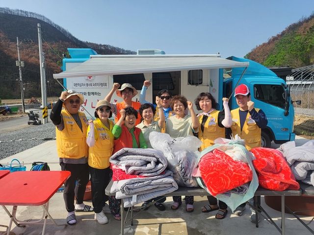 11-1. 파주시, 주민들의 따뜻한 손길 ‘재능 나눔 봉사’ 확대_안동시 산불피해 이동세탁차량 지원 사진