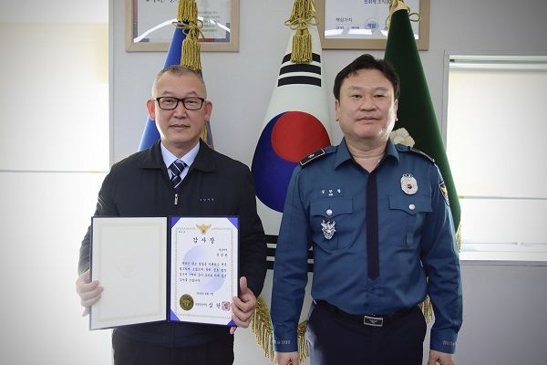 지난달 19일 수인분당선 오리역에서 발생한 이상 동기 범죄 사건과 관련, 심한철 분당경찰서장(오른쪽)이 범인 검거에 기여한 버스기사 진성관씨에 감사장을 전달한 뒤 기념촬영을 하고 있다. 분당경찰서 제공