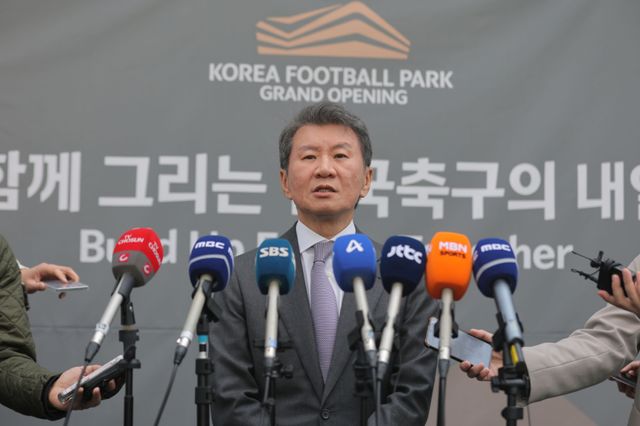 정몽규 대한축구협회장이 7일 공식 개관식이 열리는 충남 천안 코리아풋볼파크에서 취재진을 만나 소감을 말하고 있다. 연합뉴스