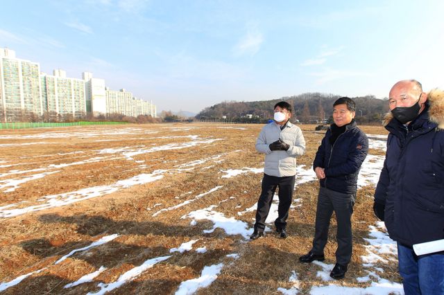 박종효 인천 남동구청장이 만수동 양묘장 조성부지을 방문해 현장의 민원을 청취하며 사업을 점검했다. 인천 남동구청 제공