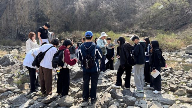 운유고 학생들이 암석 표본을 직접 채취하고 기록지에 관찰 내용을 작성하고 있다. 김포교육지원청 제공