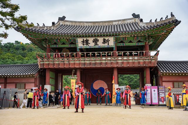 화성행궁 정문인 신풍루 앞에서 장용영 수위의식이 진행되고 있다. 수원시 제공