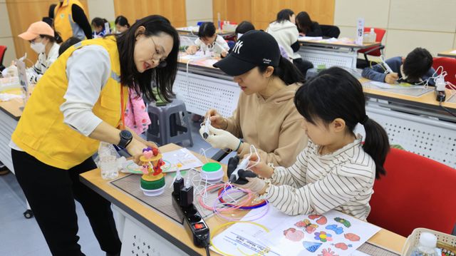과천시가 ‘과학의 날’을 기념해 연 행사에서 3D펜 체험을 하는 시민들의 모습. 과천시 제공