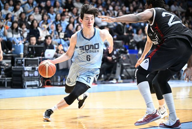 올 시즌도 고양 소노 에이스 노릇을 한 이정현(왼쪽). KBL 제공
