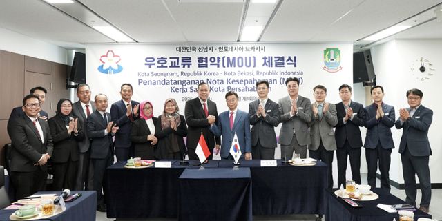 7일 오전 성남시청사 제1회의실에서 열린 성남시·인도네시아 브카시시 오후도시 협약식에서 신상진 성남시장(가운데)을 비롯한 참석자들이 기념촬영을 하고 있다. 성남시 제공