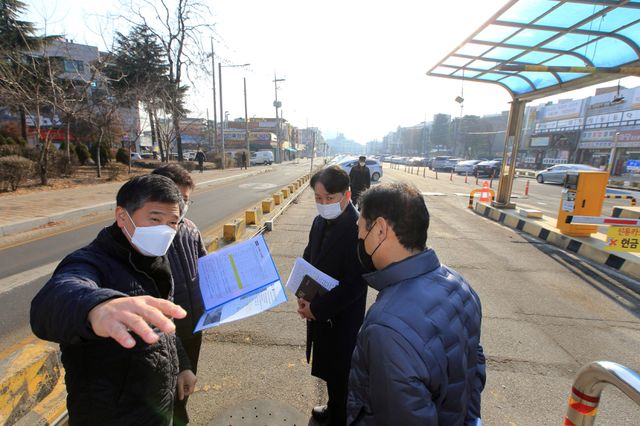 박종효 인천 남동구청장이 만수동 복개 제1공영주차장을 방문해 현장의 민원을 청취하며 사업을 점검했다. 인천 남동구청 제공