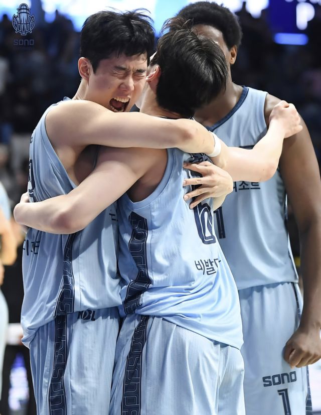 고양 소노 선수단이 6강 진출을 확정한 뒤 기쁨을 나누고 있다. 손창환 감독의 ‘신뢰 기반 시스템’이 결실을 맺었다. 소노 제공