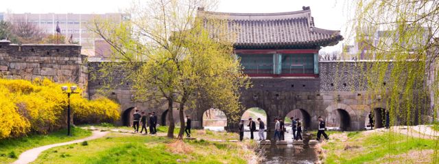 시민들이 수원화성 성곽길 중 북수문(화홍문) 앞 징검다리를 건너고 있다. 수원시 제공