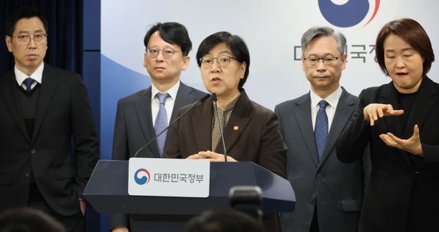 정은경 보건복지부 장관이 7일 서울 종로구 정부서울청사에서 의료제품 수급대응 관계부처 합동 브리핑을 하고 있다. 연합뉴스