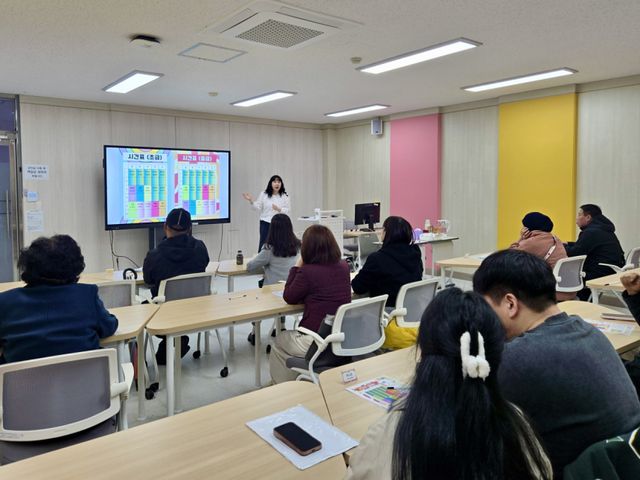 입국 초기 이주배경 학생의 학부모들이 ‘한국어 예비과정(Pre-school)’ 설명회를 듣고 있다. 인천시교육청 제공