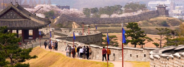 관광객과 시민들이 수원화성 성곽길 중 동장대(연무대) 주변을 걷고 있다. 수원시 제공