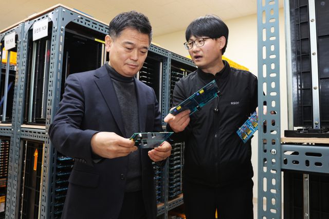 박종효 인천 남동구청장이 지역의 산업전기용품 제조업체인 ㈜에스알테크놀로지를 방문해 애로사항 및 건의사항을 청취하고 현장 관계자를 격려했다. 인천 남동구청 제공