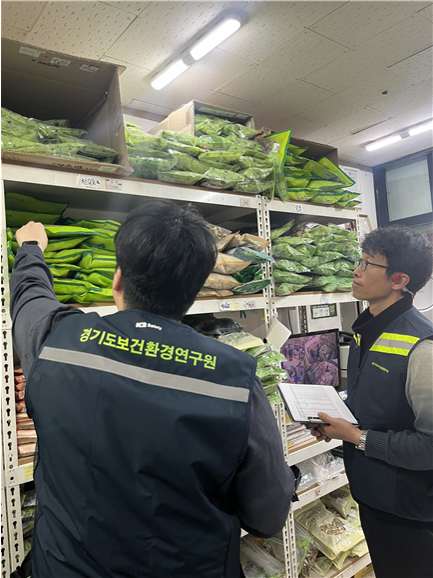 경기도보건환경연구원 직원들이 도내 유통 중인 한약재를 대상으로 한 관능검사를 위해 현장에서 조사를 하고 있다. 경기도보건환경연구원 제공