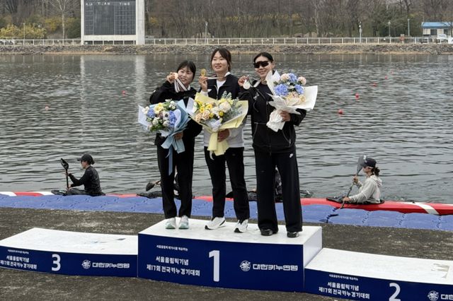 인천 옹진군청 여자카누팀이 최근 경기 하남시 미사경정공원에서 열린 제17회 서울올림픽기념 전국카누대회에서 메달 수상 뒤 기념사진을 촬영하고 있다. 옹진군 제공