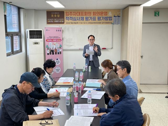 최근 의정부의 한 아파트단지 관리사무소에서 ‘찾아가는 U아파트 상담실-아파트, 사람꽃을 피우다’가 열리고 있다. 의정부시 제공