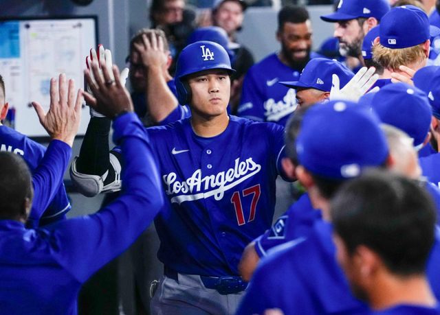 홈런을 친 뒤 동료의 축하는 받는 오타니. AFP=연합뉴스