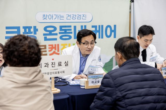 7일 전북 장수군 주민들이 찾아가는 건강검진 ‘쿠팡 온동네 케어’ 의료서비스를 받는 모습. 쿠팡 제공