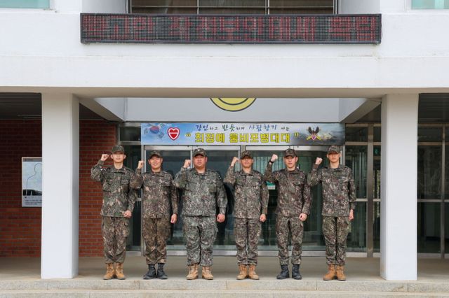 화재를 최초 식별한 남효합 일병(왼쪽에서 두 번째)과 상황조치에 참여한 장병들. 제30기갑여단 제공