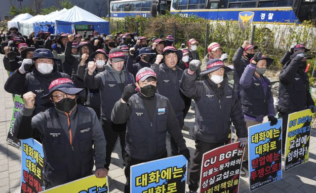 민주노총 공공운수노조 화물연대 서울경기지역본부 CU지회 조합원들이 물류 구조 개선과 직접 교섭을 촉구하며 파업에 돌입한 가운데 8일 오전 용인특례시 처인구 BGF물류센터 앞에서 집회를 열고 사용자 책임 인정과 성실 교섭, 노동조건 개선을 요구하는 구호를 외치고 있다. 홍기웅기자