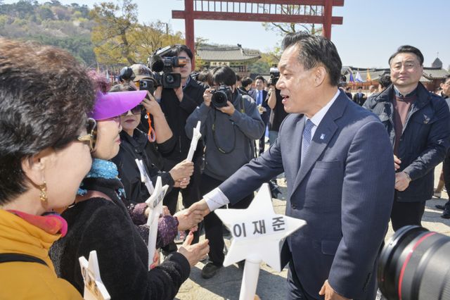 이재준 수원특례시장이 8일 오후 화성행궁 광장에서 출마 기자회견을 마친 뒤 시민들과 인사하고 있다. 윤원규기자