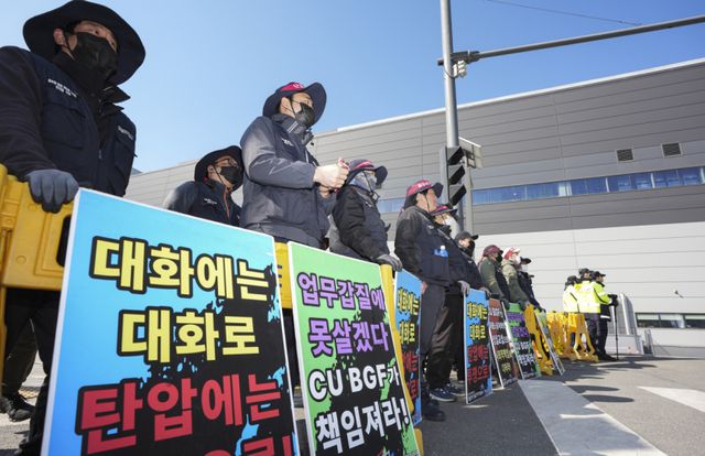 민주노총 공공운수노조 화물연대 서울경기지역본부 CU지회 조합원들이 물류 구조 개선과 직접 교섭을 촉구하며 파업에 돌입한 가운데 8일 오전 용인특례시 처인구 BGF물류센터 앞에서 집회를 열고 사용자 책임 인정과 성실 교섭, 노동조건 개선을 요구하는 구호를 외치고 있다. 홍기웅기자