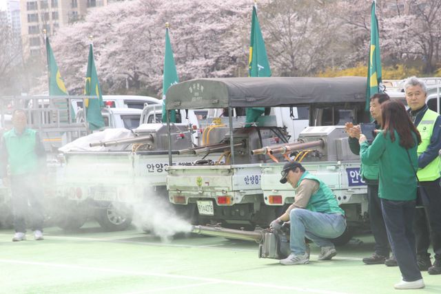 안양시 새마을방역봉사대가 방역장비를 이용해 방역작업을 진행하고 있다. 안양시 제공