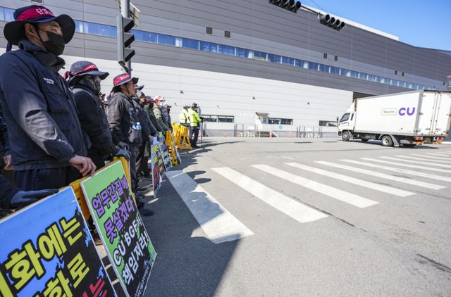 민주노총 공공운수노조 화물연대 서울경기지역본부 CU지회 조합원들이 물류 구조 개선과 직접 교섭을 촉구하며 파업에 돌입한 가운데 8일 오전 용인특례시 처인구 BGF물류센터 앞에서 집회를 열고 사용자 책임 인정과 성실 교섭, 노동조건 개선을 요구하는 구호를 외치고 있다. 홍기웅기자