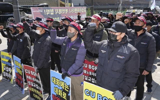 민주노총 공공운수노조 화물연대 서울경기지역본부 CU지회 조합원들이 물류 구조 개선과 직접 교섭을 촉구하며 파업에 돌입한 가운데 8일 오전 용인특례시 처인구 BGF물류센터 앞에서 집회를 열고 사용자 책임 인정과 성실 교섭, 노동조건 개선을 요구하는 구호를 외치고 있다. 홍기웅기자