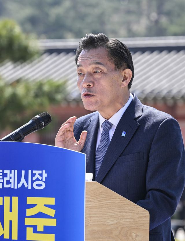 이재준 수원특례시장이 8일 오후 화성행궁 광장에서 출마 기자회견을 열고 재선 출마를 공식 선언하고 있다. 윤원규기자