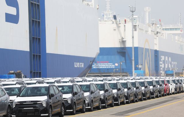 3일 경기도 평택항에 수출용 자동차가 세워져 있는 모습. 연합뉴스