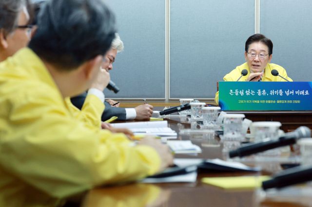 이재명 대통령이 8일 경기도 의왕 내륙컨테이너기지에서 열린 고유가 위기극복을 위한 화물운송·물류업계 현장 간담회에서 발언하고 있다. 연합뉴스