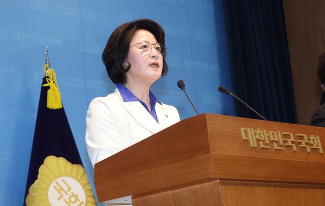 더불어민주당 추미애 경기도지사 후보가 8일 국회 소통관에서 기자회견을 열고 있다. 연합뉴스