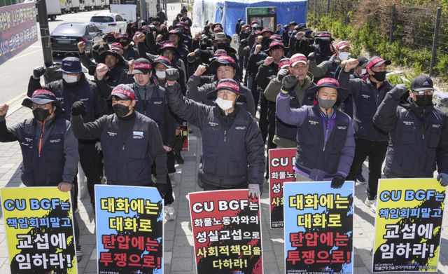 민주노총 공공운수노조 화물연대 서울경기지역본부 CU지회 조합원들이 물류 구조 개선과 직접 교섭을 촉구하며 파업에 돌입한 가운데 8일 오전 용인특례시 처인구 BGF물류센터 앞에서 집회를 열고 사용자 책임 인정과 성실 교섭, 노동조건 개선을 요구하는 구호를 외치고 있다. 홍기웅기자
