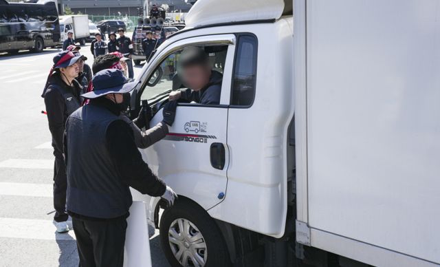 민주노총 공공운수노조 화물연대 서울경기지역본부 CU지회 조합원들이 물류 구조 개선과 직접 교섭을 촉구하며 파업에 돌입한 가운데 8일 오전 용인특례시 처인구 BGF물류센터 앞에서 집회를 열고 사용자 책임 인정과 성실 교섭, 노동조건 개선을 요구하는 구호를 외치고 있다. 홍기웅기자