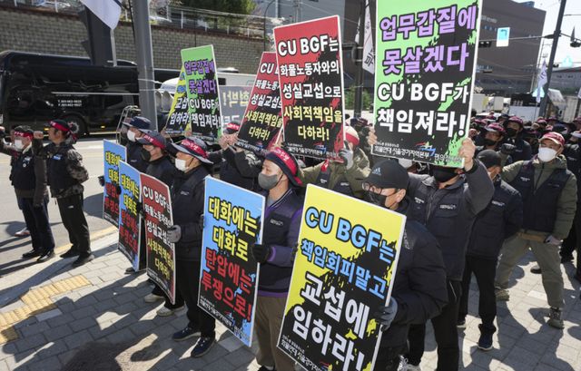 민주노총 공공운수노조 화물연대 서울경기지역본부 CU지회 조합원들이 물류 구조 개선과 직접 교섭을 촉구하며 파업에 돌입한 가운데 8일 오전 용인특례시 처인구 BGF물류센터 앞에서 집회를 열고 사용자 책임 인정과 성실 교섭, 노동조건 개선을 요구하는 구호를 외치고 있다. 홍기웅기자