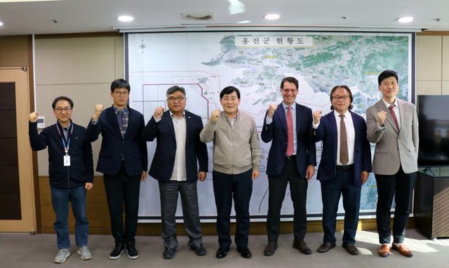 문경복 인천 옹진군수(가운데)와 군 관계자들이 최근 군청에서 OW코리아 임직원을 만나 해상풍력 사업 추진 협력 방안을 논의한 뒤 기념사진을 촬영하고 있다. 옹진군 제공