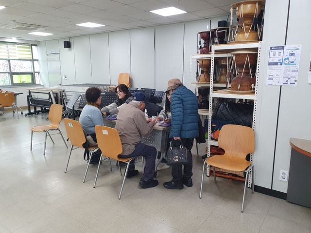 건강상담서비스를 이용하고 있는 시민들. 부천시 제공