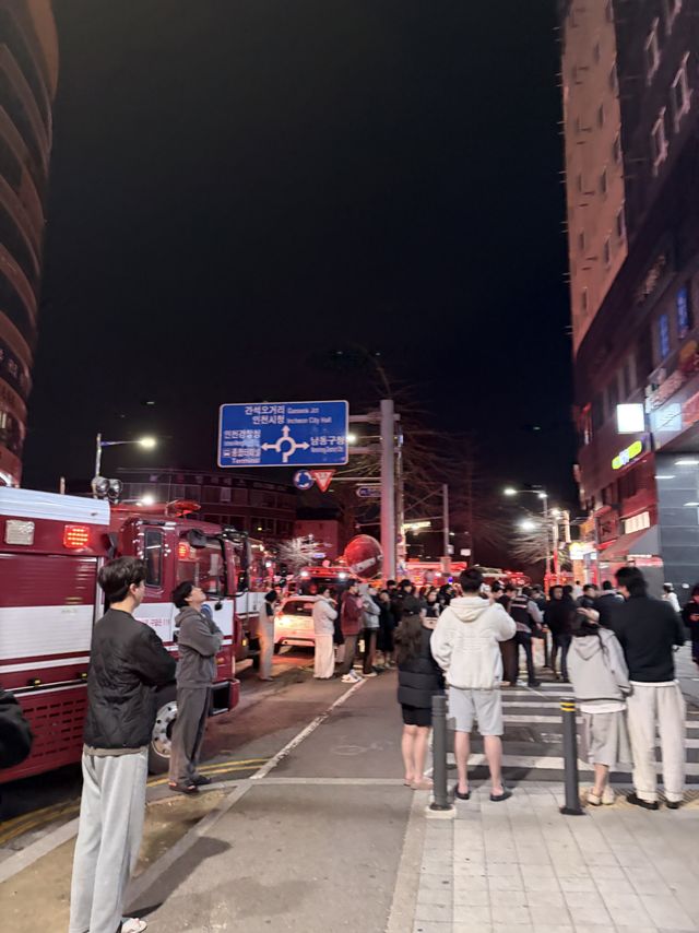 인천 남동구의 한 오피스텔에서 불이 나 주민들이 대피하고 있다. 독자 제공