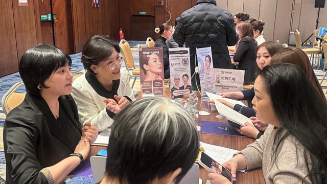 인천시, 인천관광공사가 주관한 ‘인천 의료관광 설명회 및B2B 상담회’에서 JK위드미 성형외과·피부과 관계자들이 현지 업체 관계자들과 상담을 하고 있다. JK위드미 제공